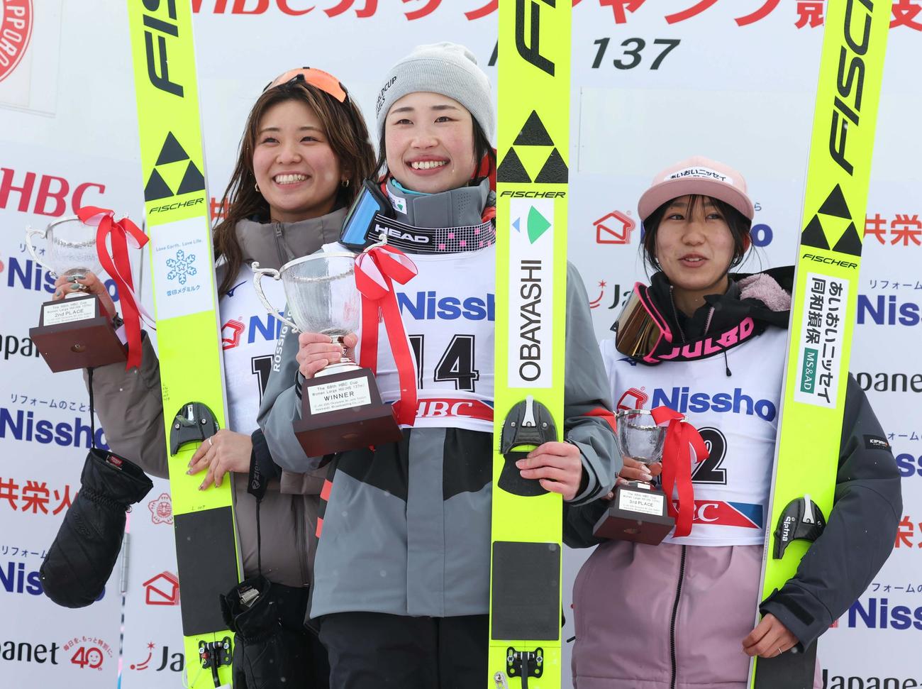 HBC杯ジャンプ大会　優勝し笑顔の岩佐（中央）。左は2位一戸、右は3位桜井（撮影・黒川智章）