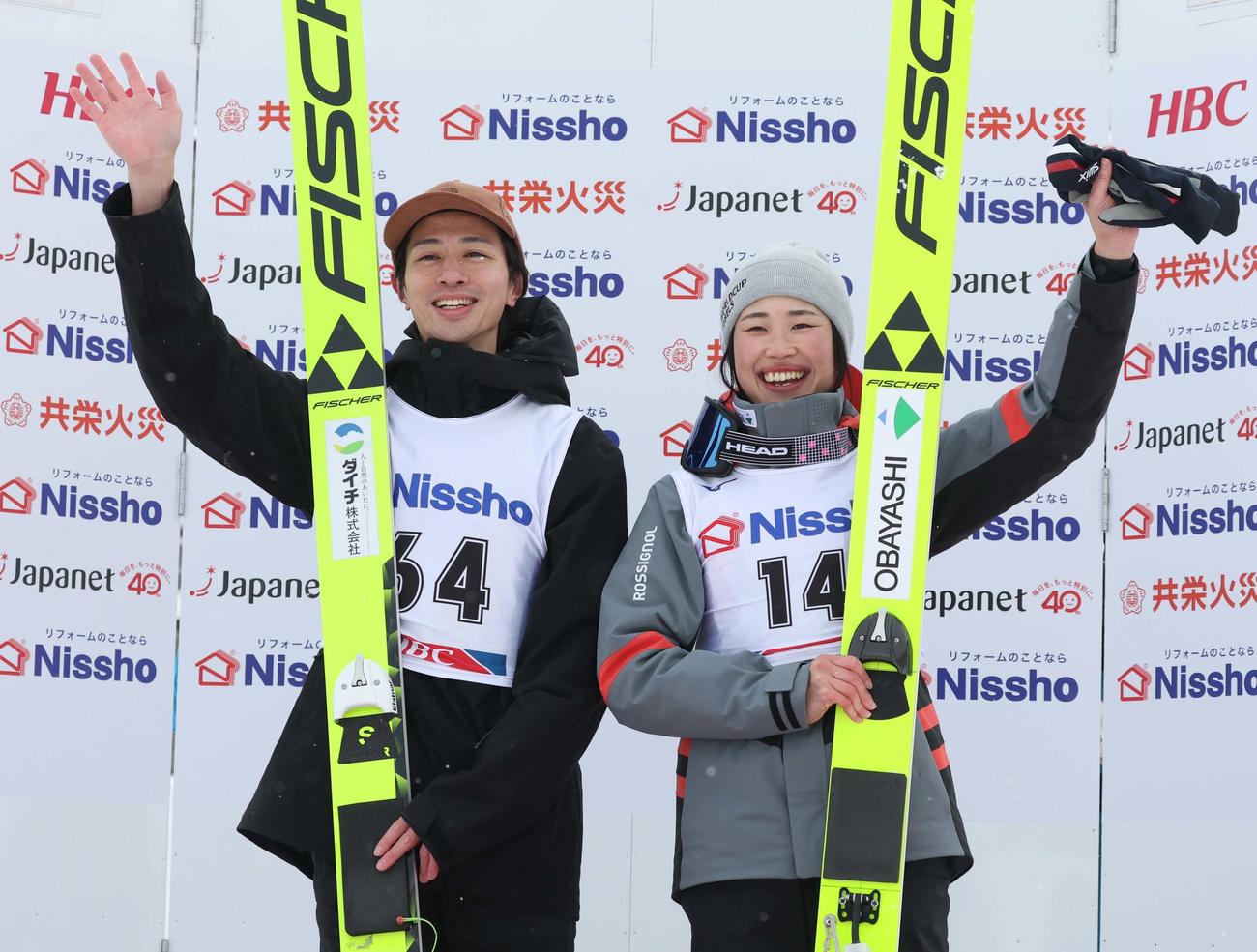 HBC杯ジャンプ大会　優勝し笑顔の山元（左）と女子組岩佐（撮影・黒川智章）