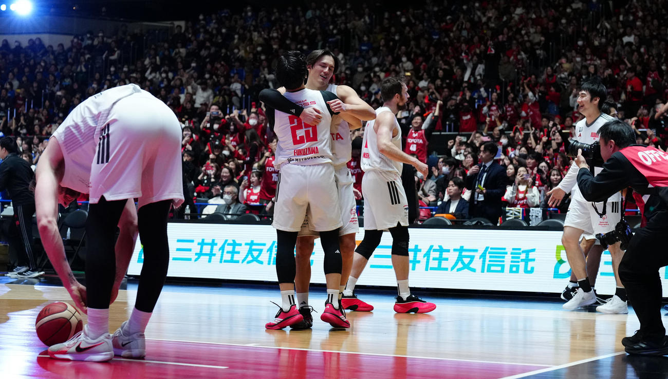 A東京対三河　優勝し歓喜するA東京の選手たち（撮影・鈴木みどり）