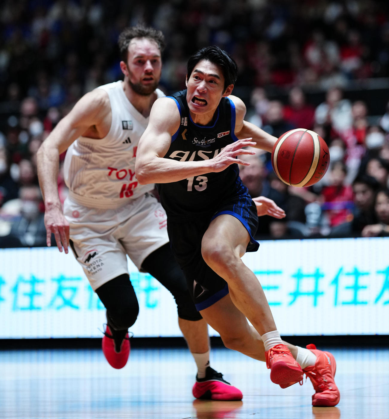 A東京対三河　第4Q、ドリブルで攻め込む三河須田（撮影・鈴木みどり）