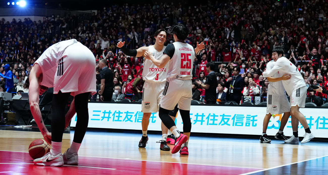 A東京対三河　優勝し歓喜するA東京の選手たち（撮影・鈴木みどり）