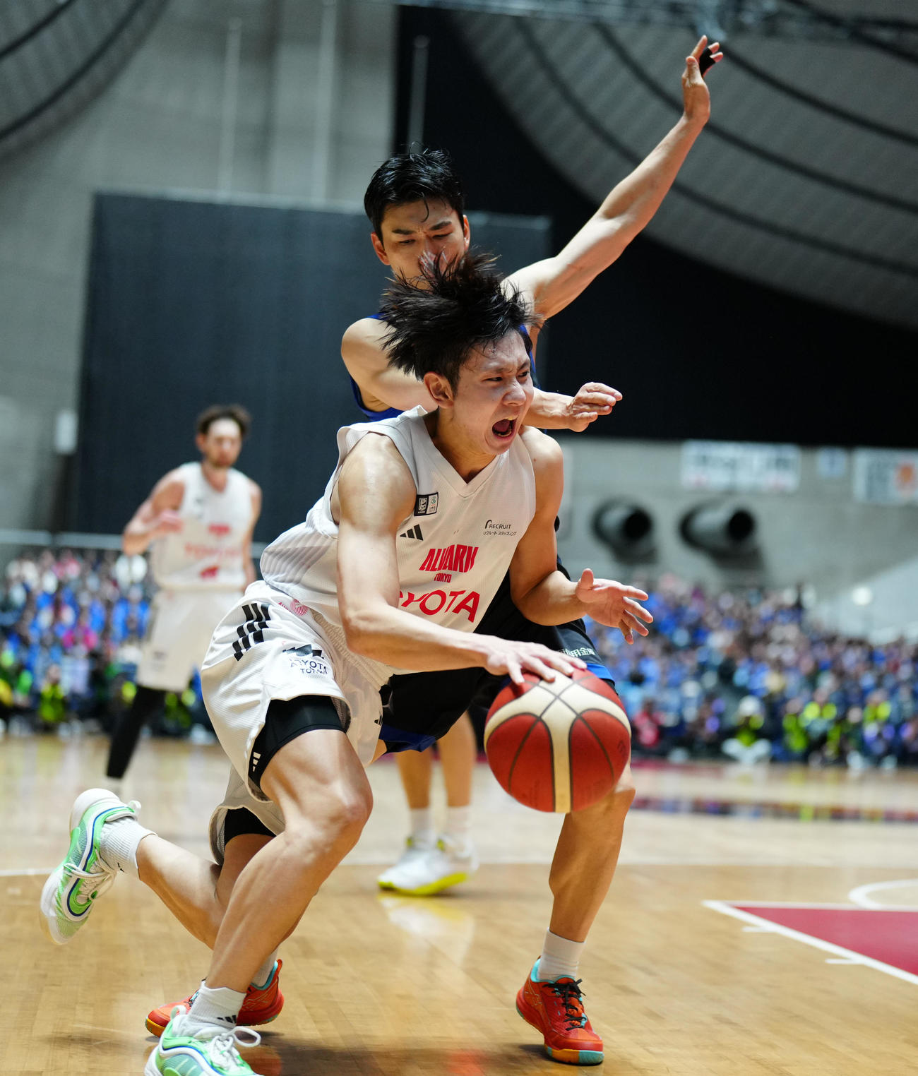 A東京対三河　第2Q、ドリブルで攻め込むA東京小酒部（手前）（撮影・鈴木みどり）