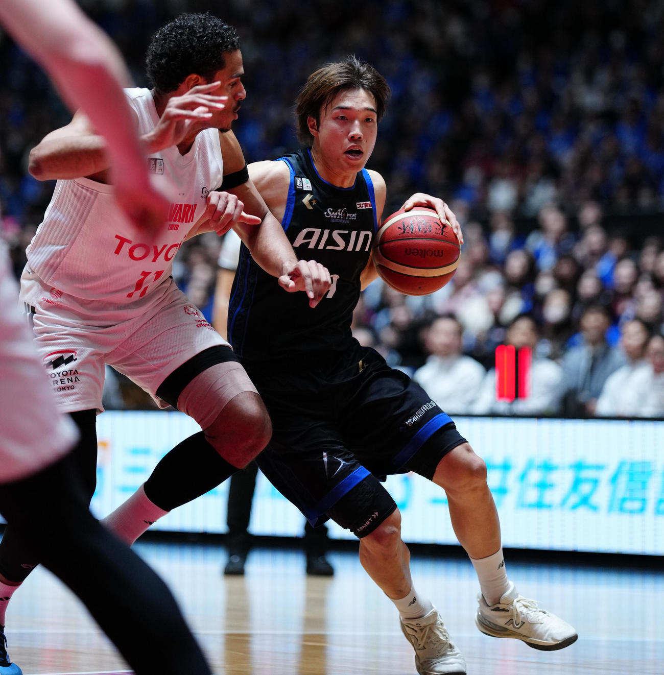 A東京対三河　第3Q、ドリブルで攻め込む三河西田優。左はA東京サイズ（撮影・鈴木みどり）