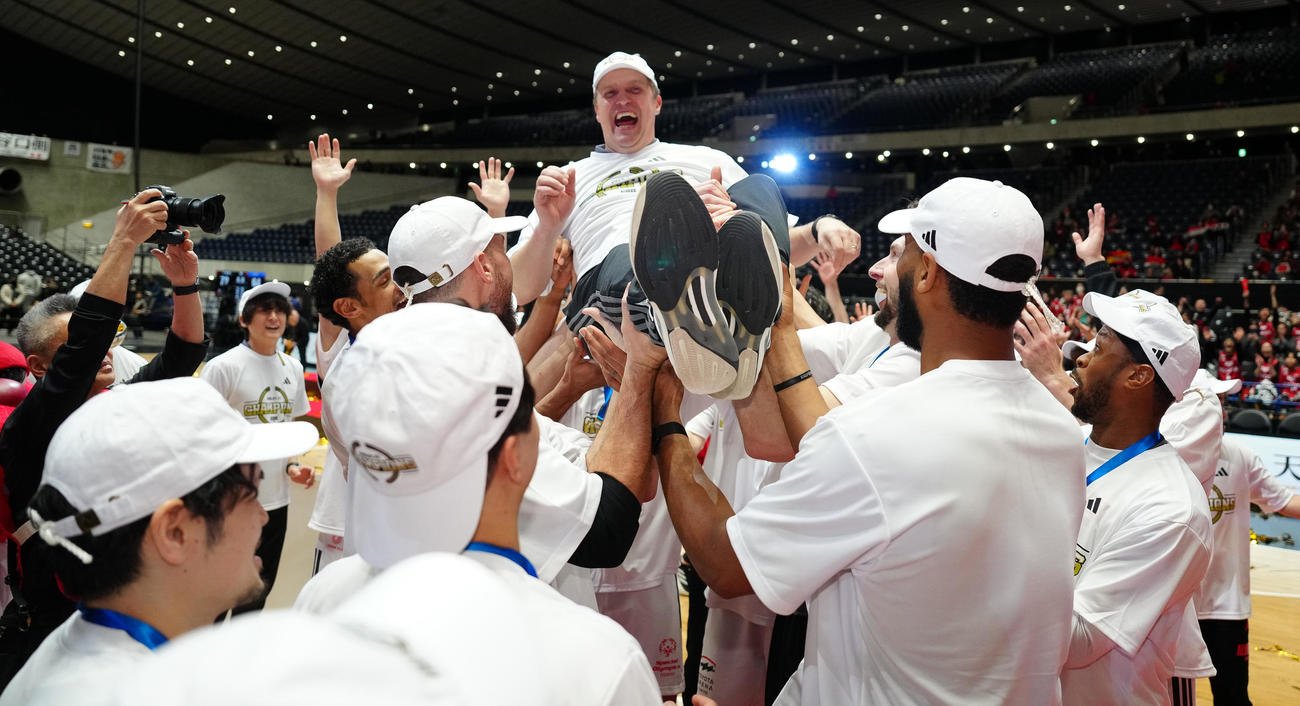 A東京対三河　優勝し胴上げされるA東京アドマイティス監督（撮影・鈴木みどり）