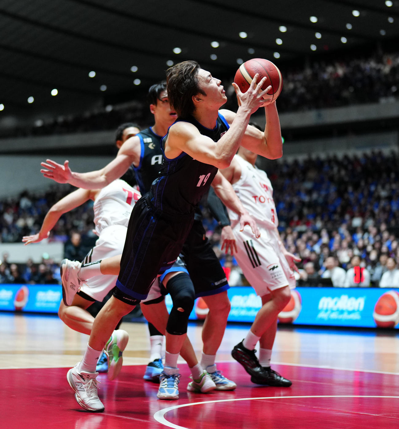A東京対三河　第4Q、倒れ込みながらシュートを放つも決められない三河西田優（手前）（撮影・鈴木みどり）