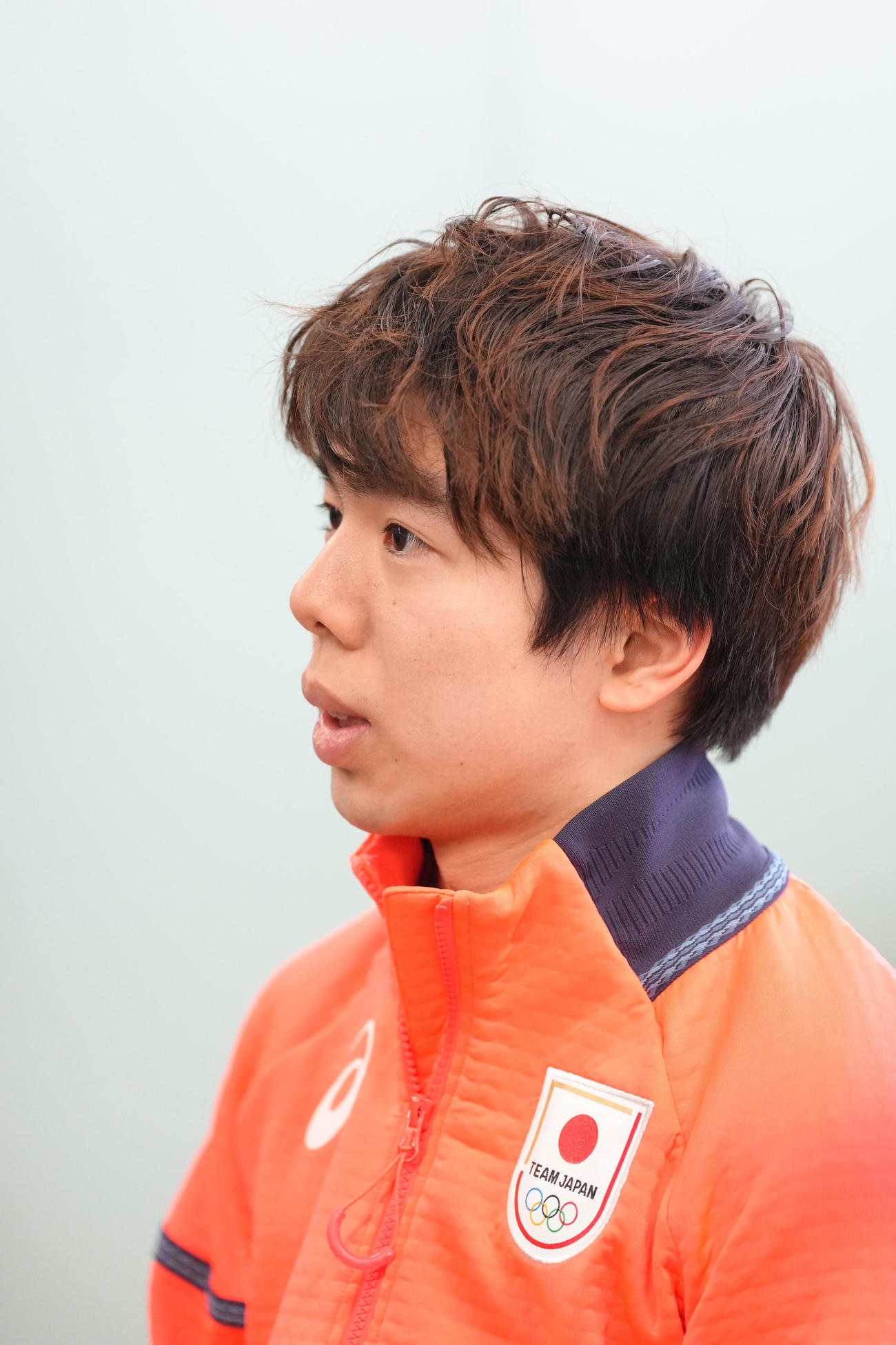公開練習後、取材に応じる佐藤（撮影・足立雅史）