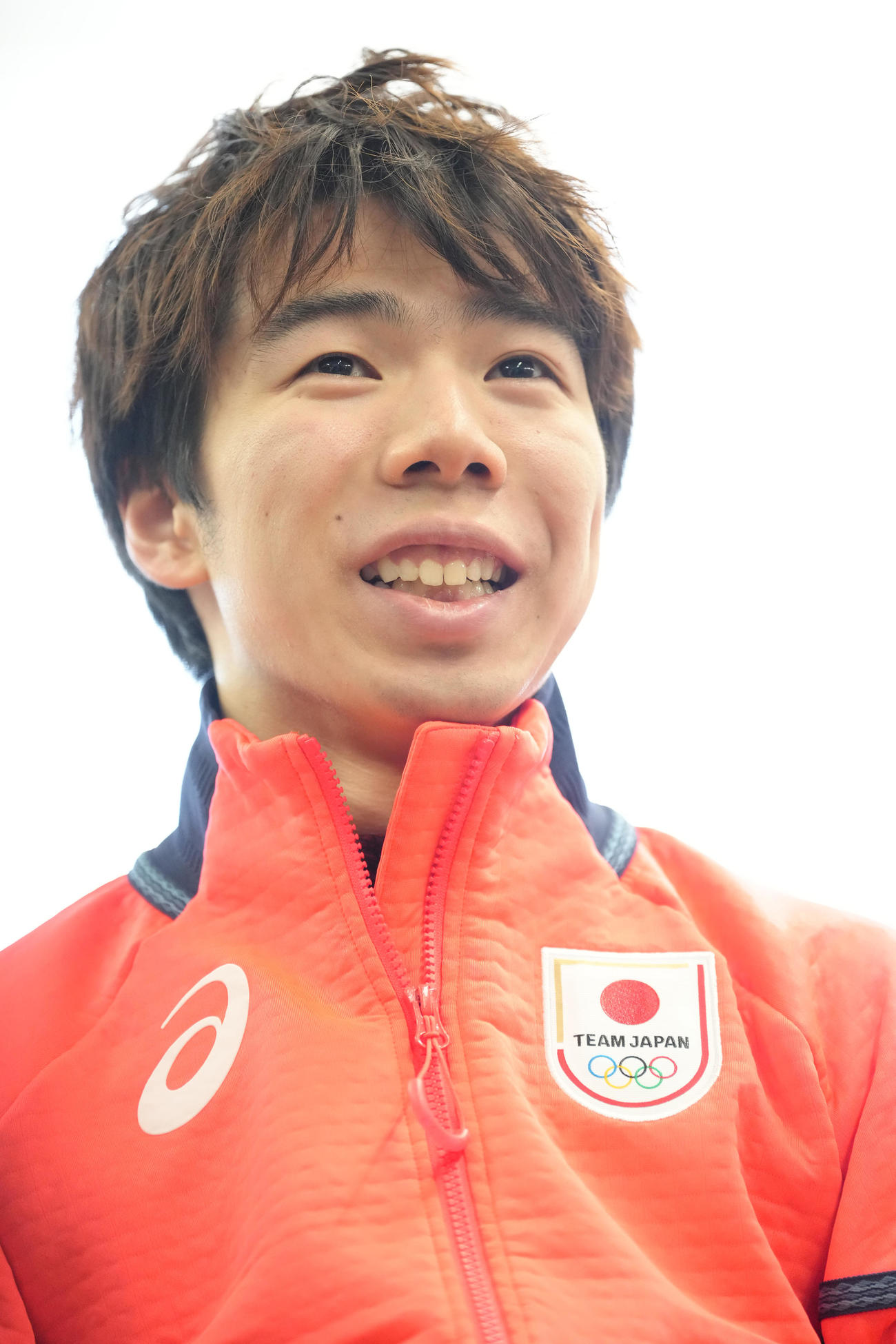 公開練習後、取材に応じる佐藤（撮影・足立雅史）