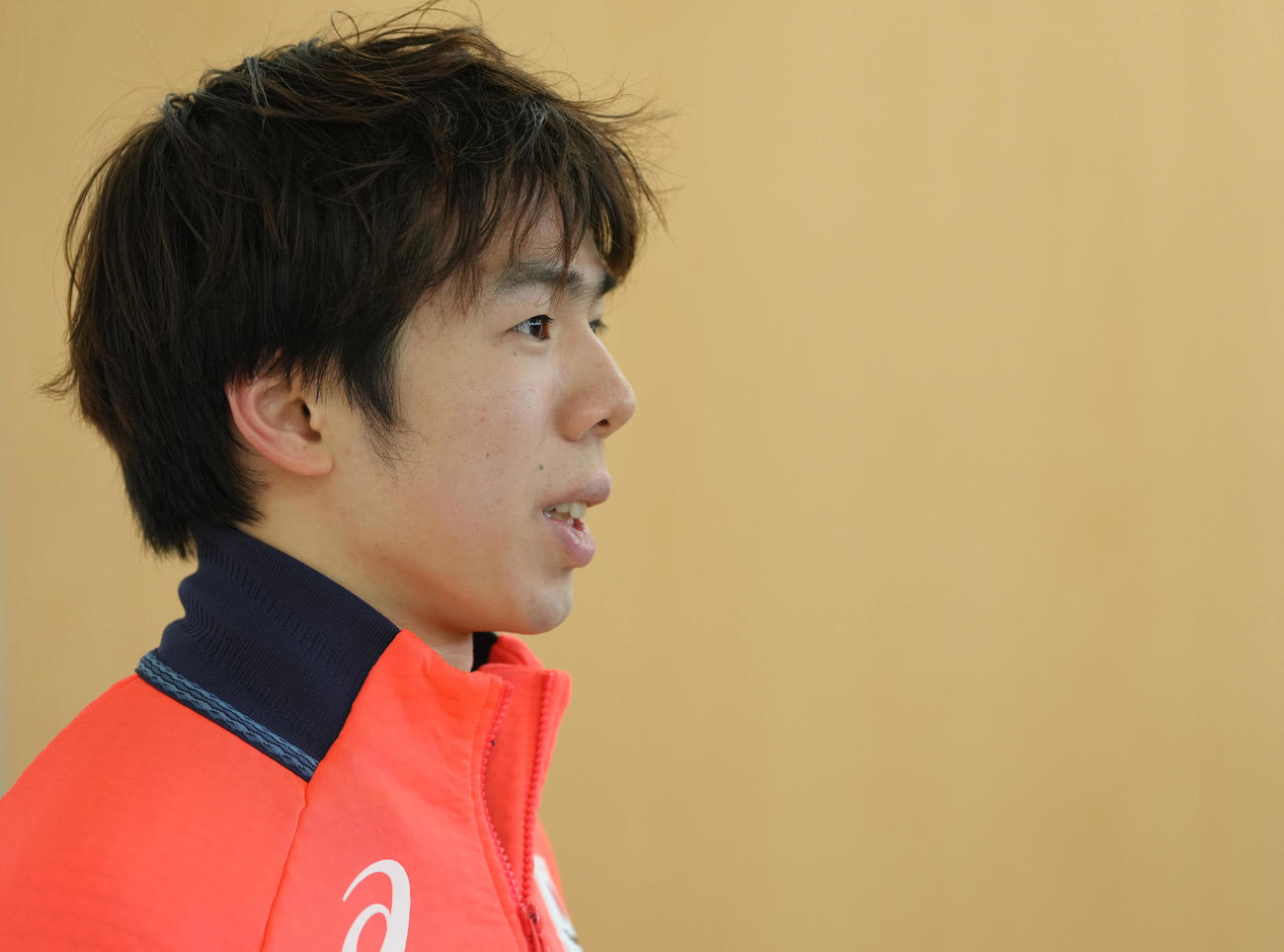 公開練習後、取材に応じる佐藤（撮影・足立雅史）