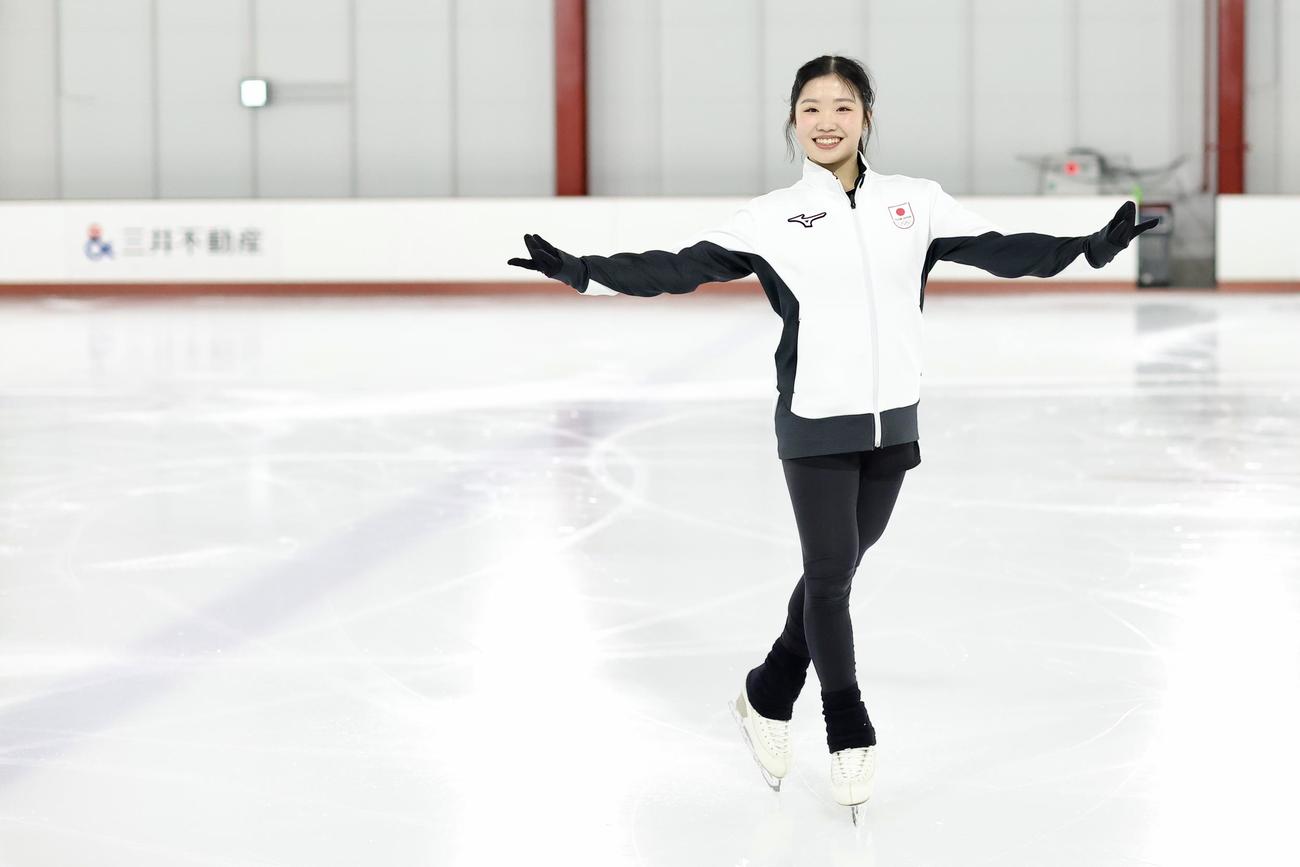 公開練習を終え、氷上で笑顔でポーズを決める中井（撮影・河田真司）