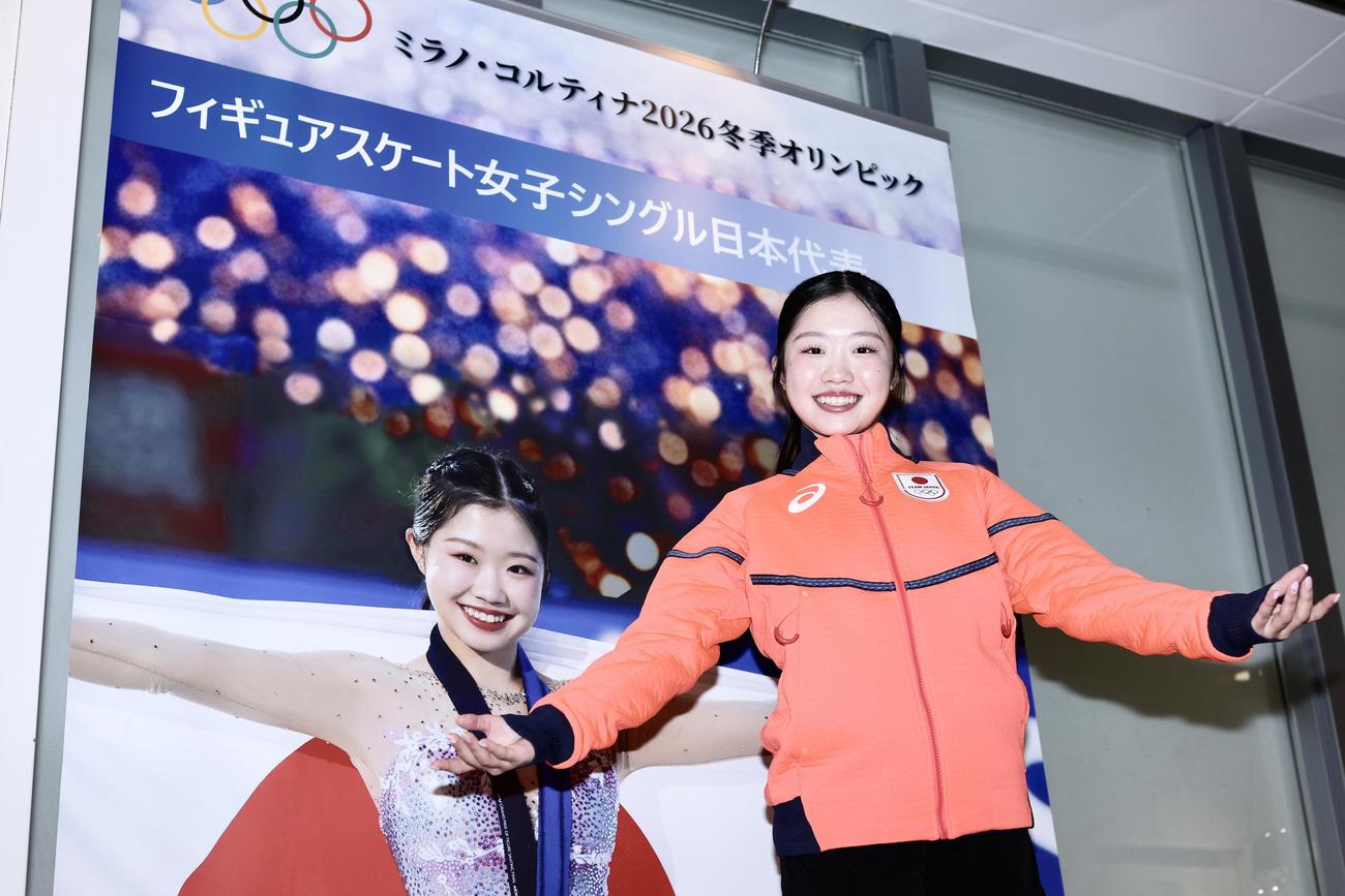 自身の垂幕の前で写真に納まる中井（撮影・河田真司）