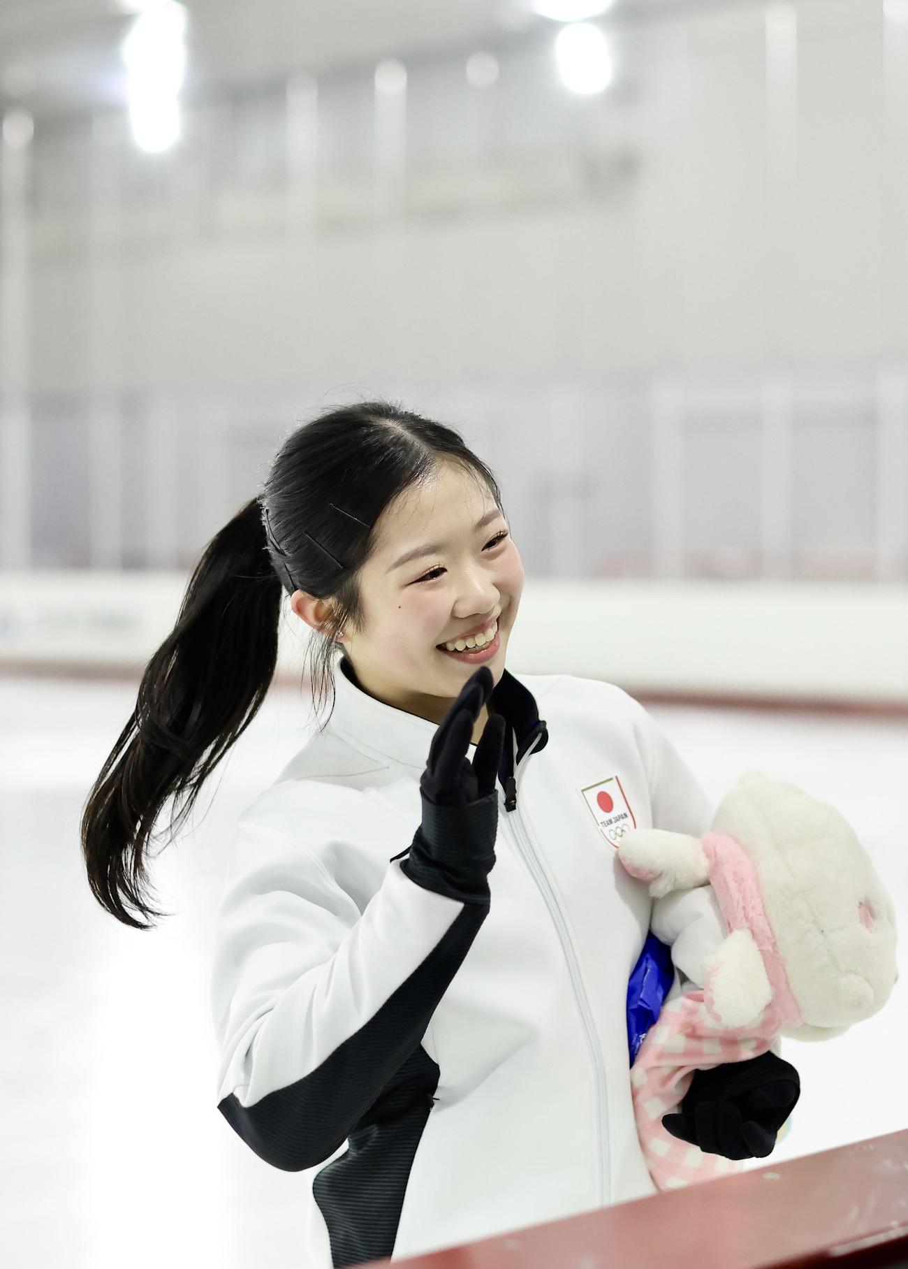 公開練習を終え笑顔で手を振る中井亜美（撮影・河田真司）