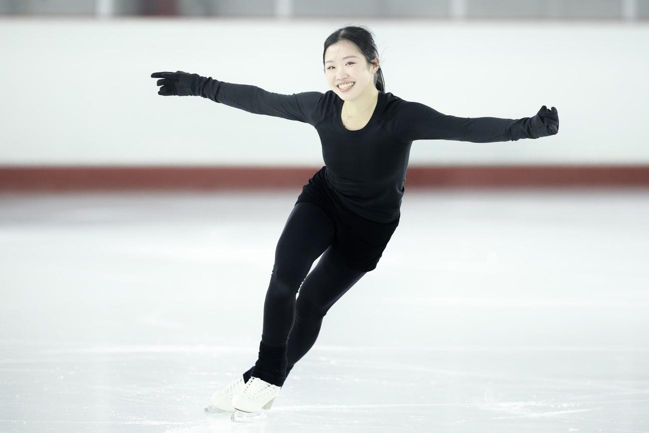 笑顔で公開練習を行う中井（撮影・河田真司）