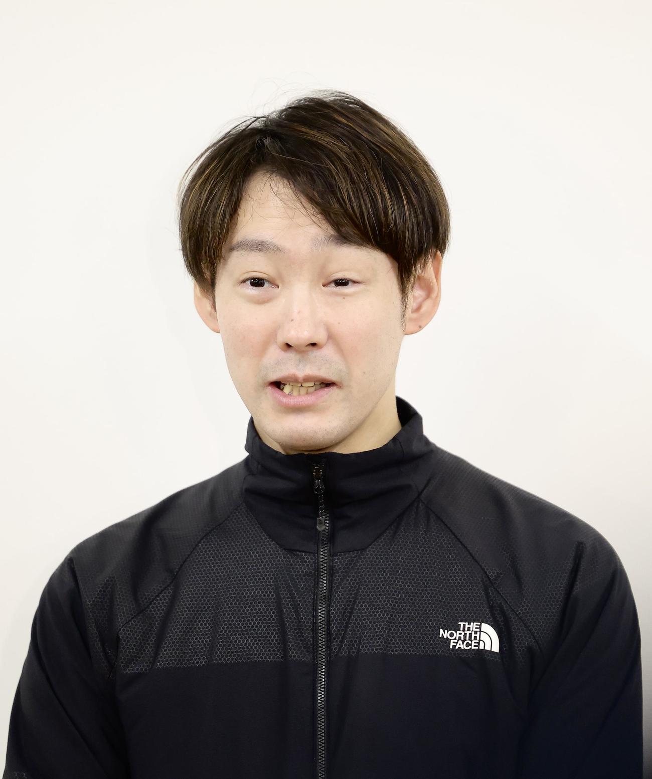 記者の質問に答える中庭コーチ（撮影・河田真司）