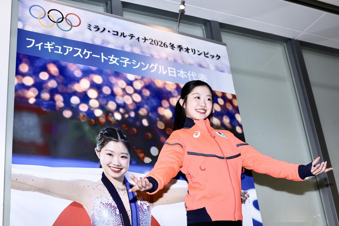 自身の垂幕の前で写真に納まる中井（撮影・河田真司）