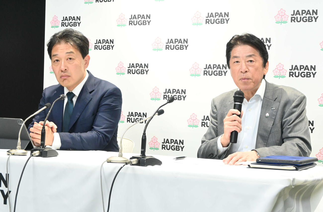 35年W杯への思いを語る日本ラグビー協会の土田会長（右）と岩渕専務理事（撮影・飯岡大暉）