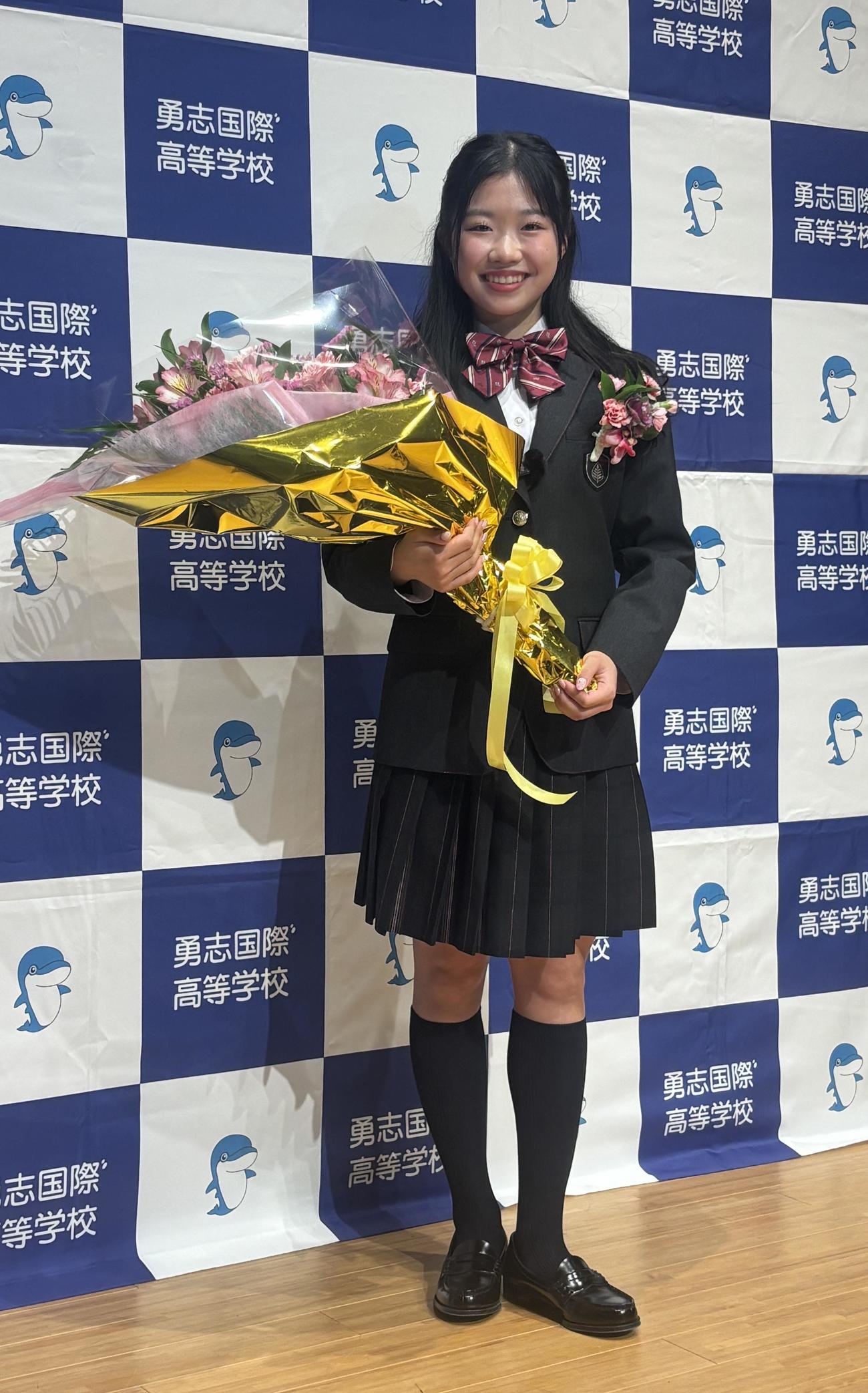 花束を手に笑顔を見せる中井（撮影・勝部晃多）