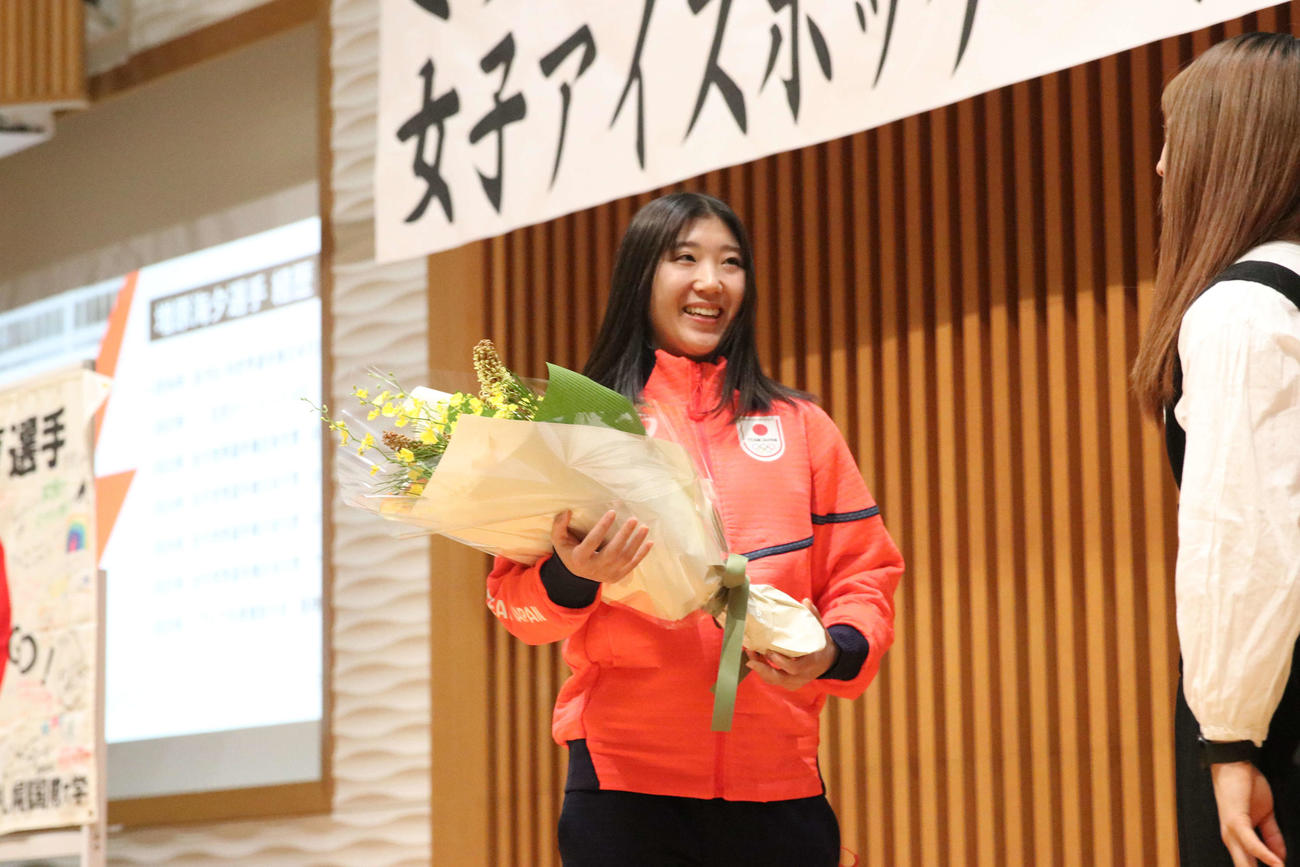 花束を受け取る女子アイスホッケー日本代表の増原