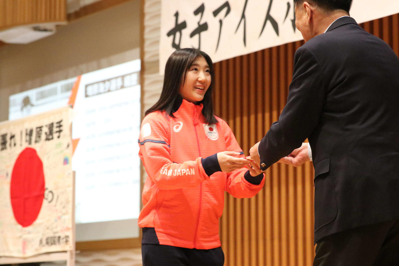激励品を受け取る女子アイスホッケー日本代表の増原