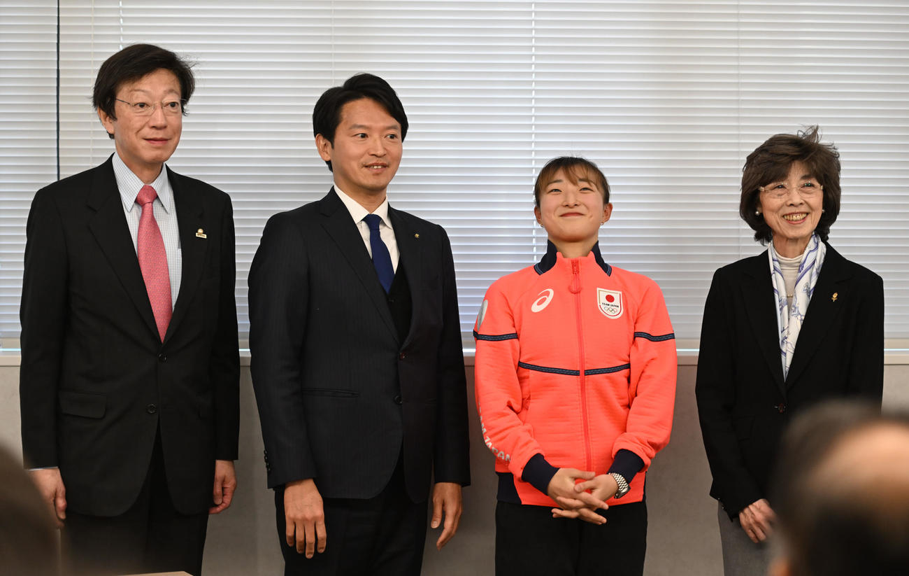 壮行会で記念撮影する左から久元神戸市長、斎藤兵庫県知事、坂本花織、平松兵庫県スケート連盟副会長（撮影・和賀正仁）