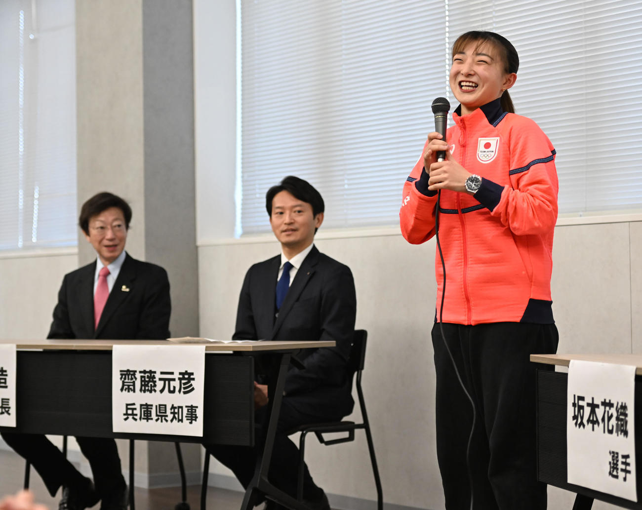 壮行会で左から久元神戸市長、斎藤兵庫県知事を前にあいさつする坂本花織（撮影・和賀正仁）
