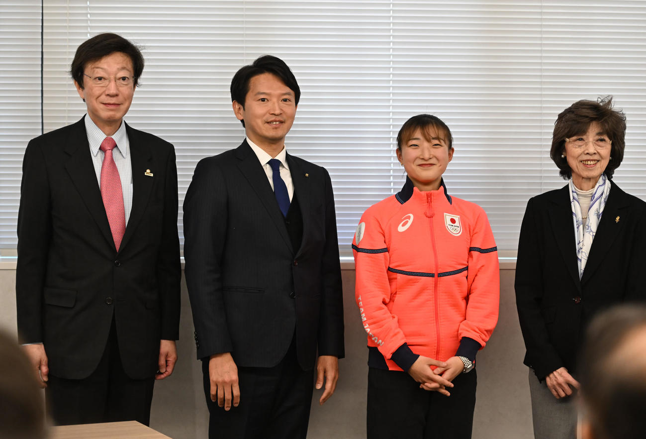 壮行会で記念撮影する、左から久元神戸市長、斎藤兵庫県知事、坂本花織、平松兵庫県スケート連盟副会長（撮影・和賀正仁）