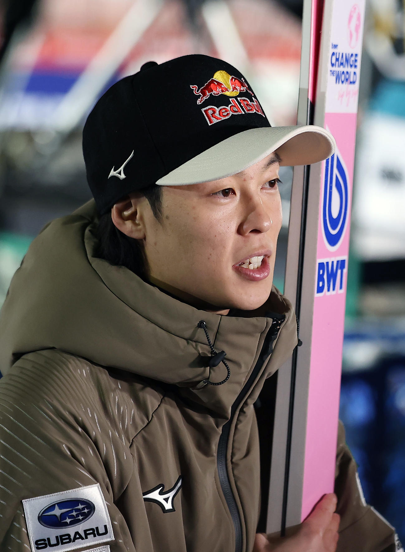 予選を終え取材に応じる小林陵（撮影・前田充）