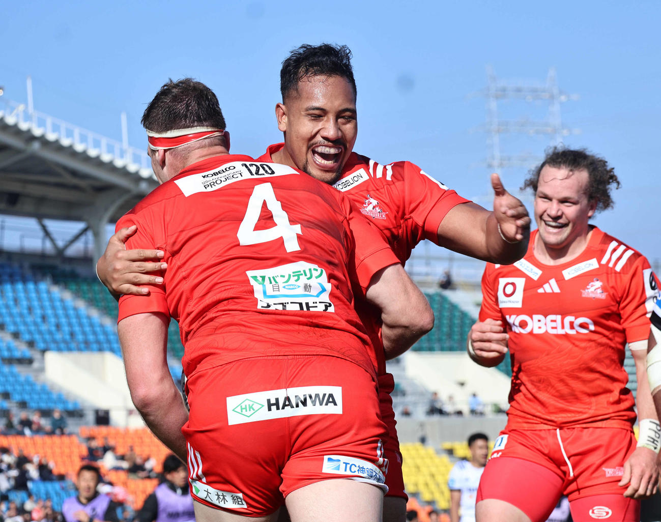 トライを挙げて喜ぶコベルコ神戸スティーラーズの選手