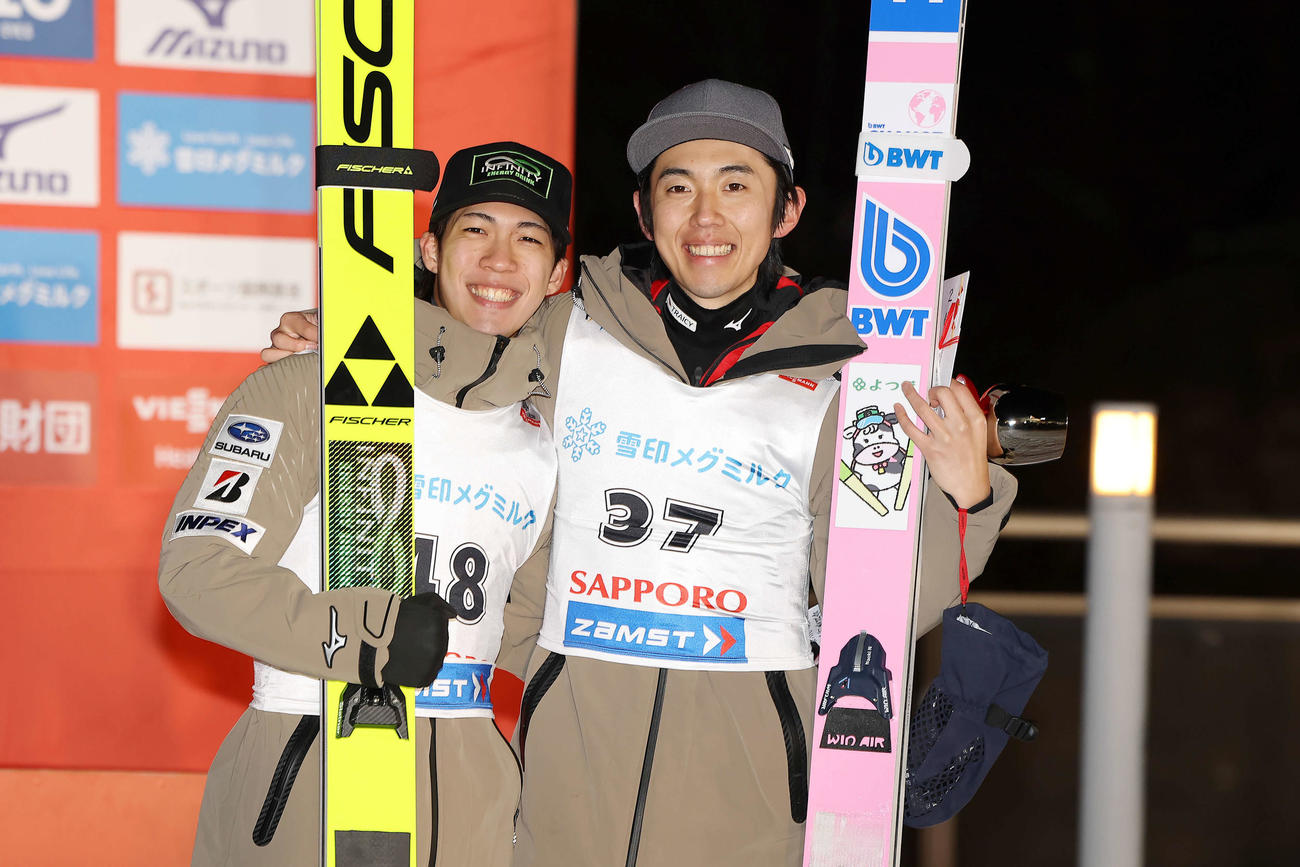 表彰式で笑顔で肩を組む、2位の中村（右）と3位の二階堂（撮影・前田充）