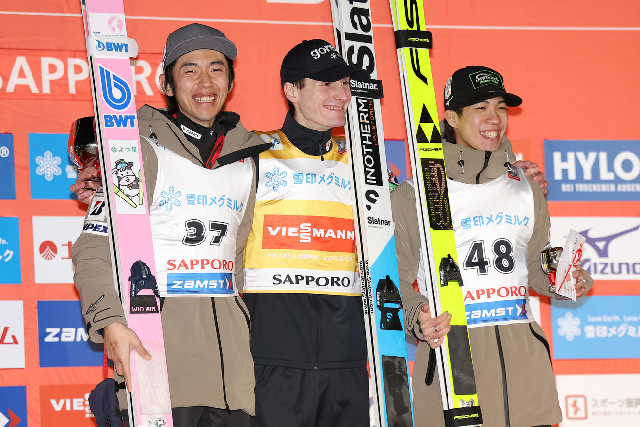 2位となり表彰台で笑顔を見せる中村（左）。右は3位の二階堂（撮影・前田充）