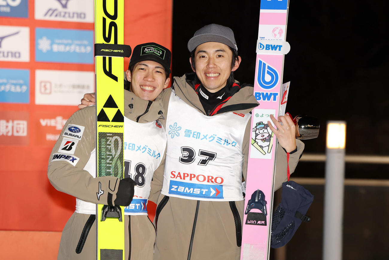 表彰式で笑顔で肩を組む、2位の中村（右）と3位の二階堂（撮影・前田充）