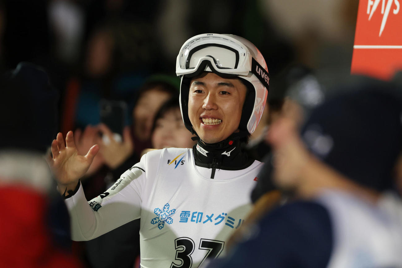 2回目を飛び終え、笑顔を見せる中村（撮影・前田充）