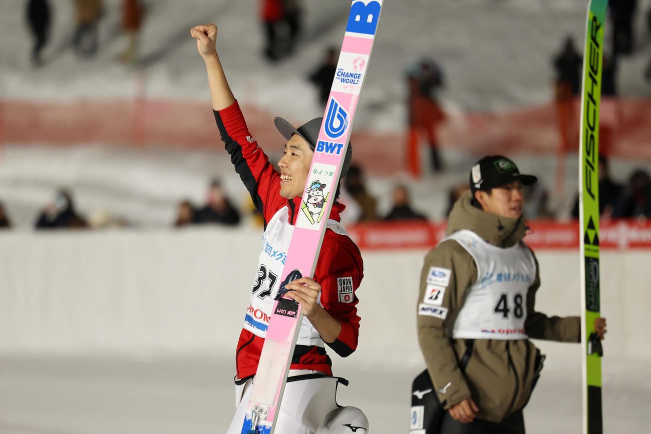 2位となりガッツポーズする中村。右は3位の二階堂（撮影・前田充）