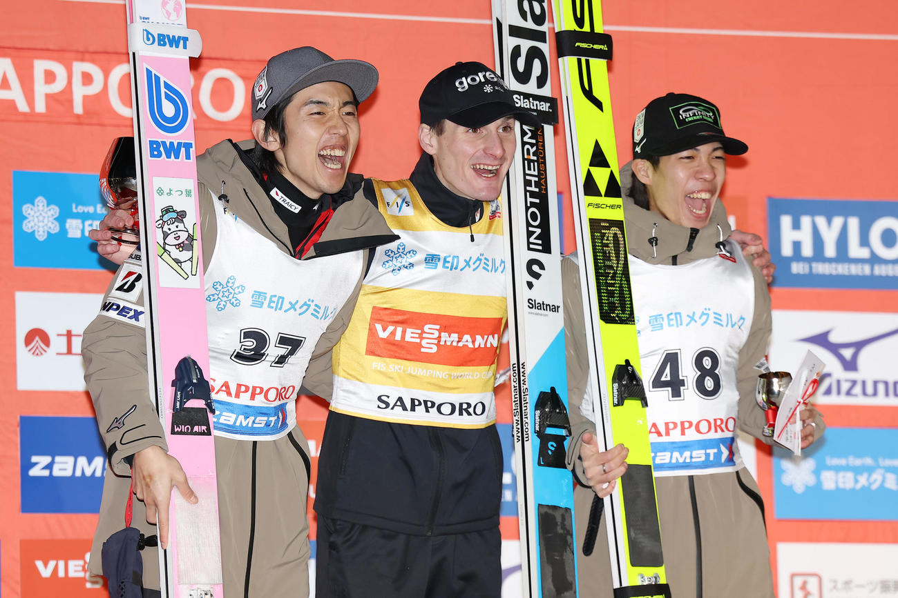 2位となり表彰台で笑顔を見せる中村（左）。右は3位の二階堂（撮影・前田充）