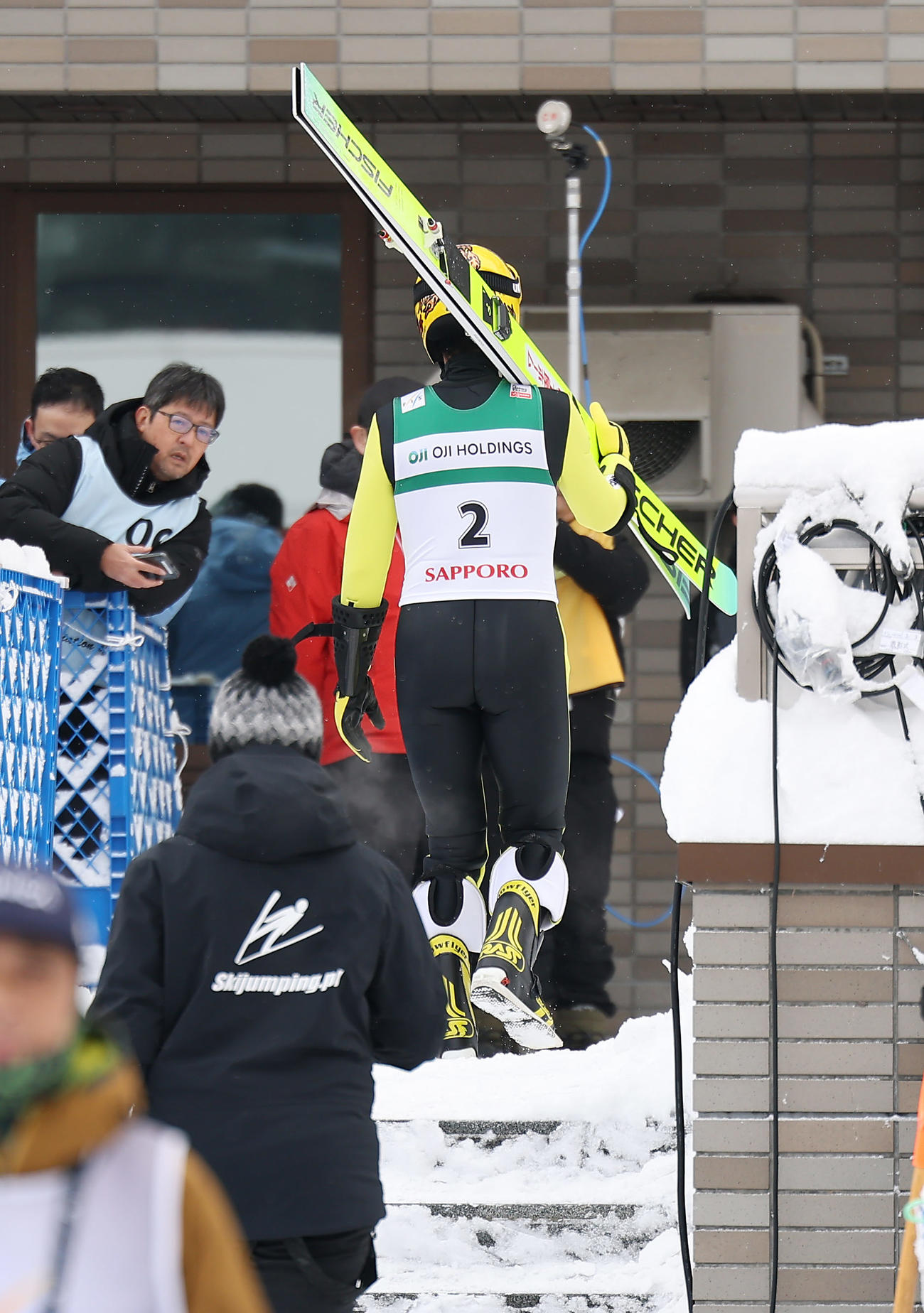 予選の飛躍を終え引き揚げる葛西（撮影・前田充）
