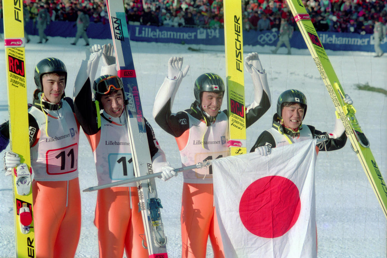 リレハンメル五輪ジャンプ団体で銀メダルを獲得し観衆に応える（左から）西方仁也、原田雅彦、葛西紀明、岡部孝信＝1994年2月22日