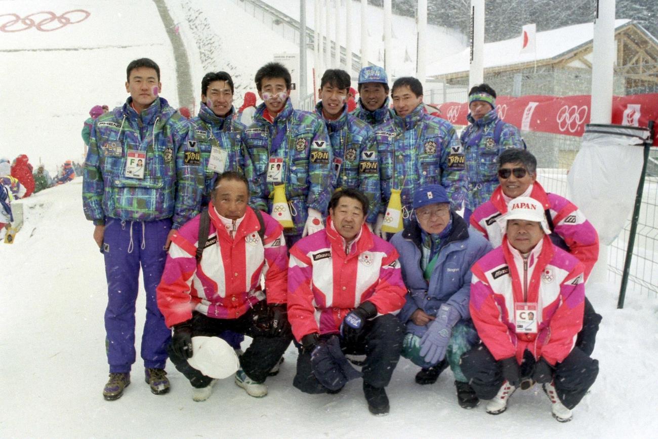 アルベールビル五輪で記念撮影する日本ジャンプ陣。前列左から八木祐四郎、堤義明、伊藤義郎、後列左から上原子次郎、須田健仁、原田雅彦、葛西紀明、秋元一広、東和広（敬称略、1992年2月17日）　