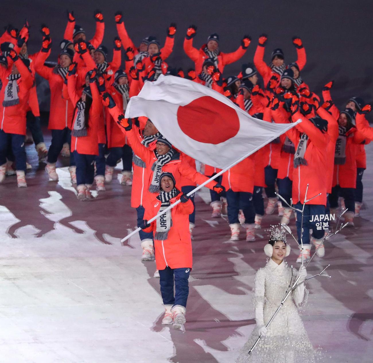 平昌五輪の開会式で日の丸を振る旗手の葛西（2018年2月）