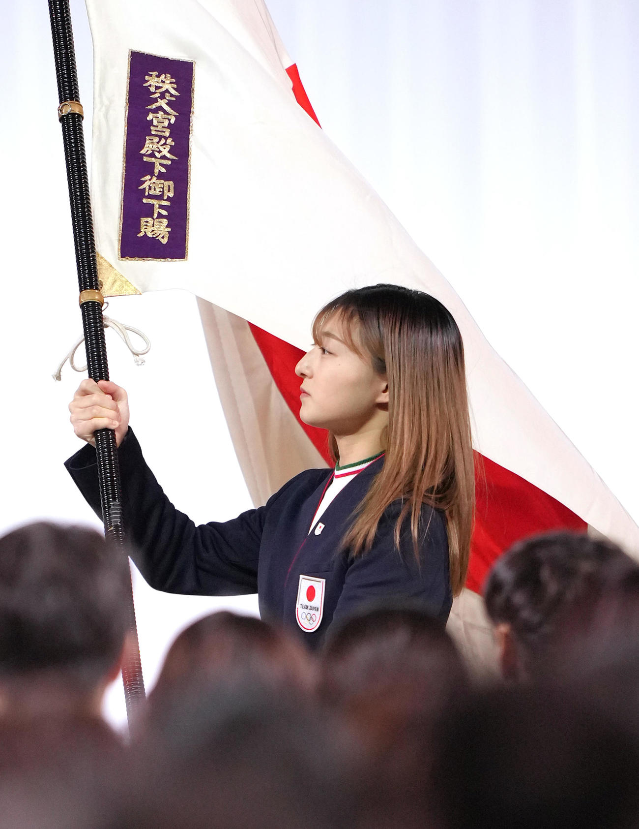 結団式で団旗を受け取った旗手代行の坂本（撮影・足立雅史）
