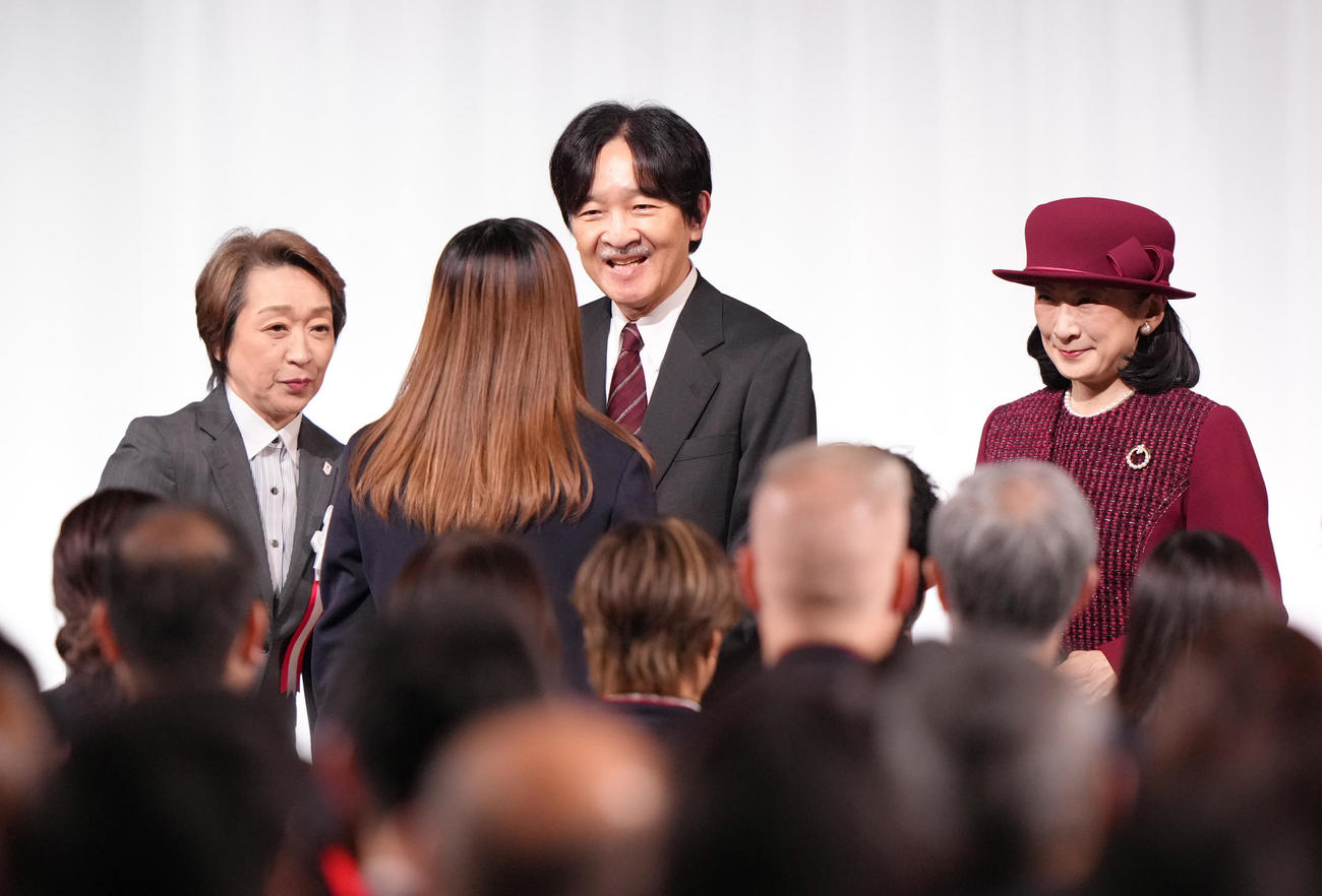 結団式で旗手代行の坂本（左から2人目）にお言葉を述べられる秋篠宮ご夫妻。左端はJOC橋本会長（撮影・足立雅史）