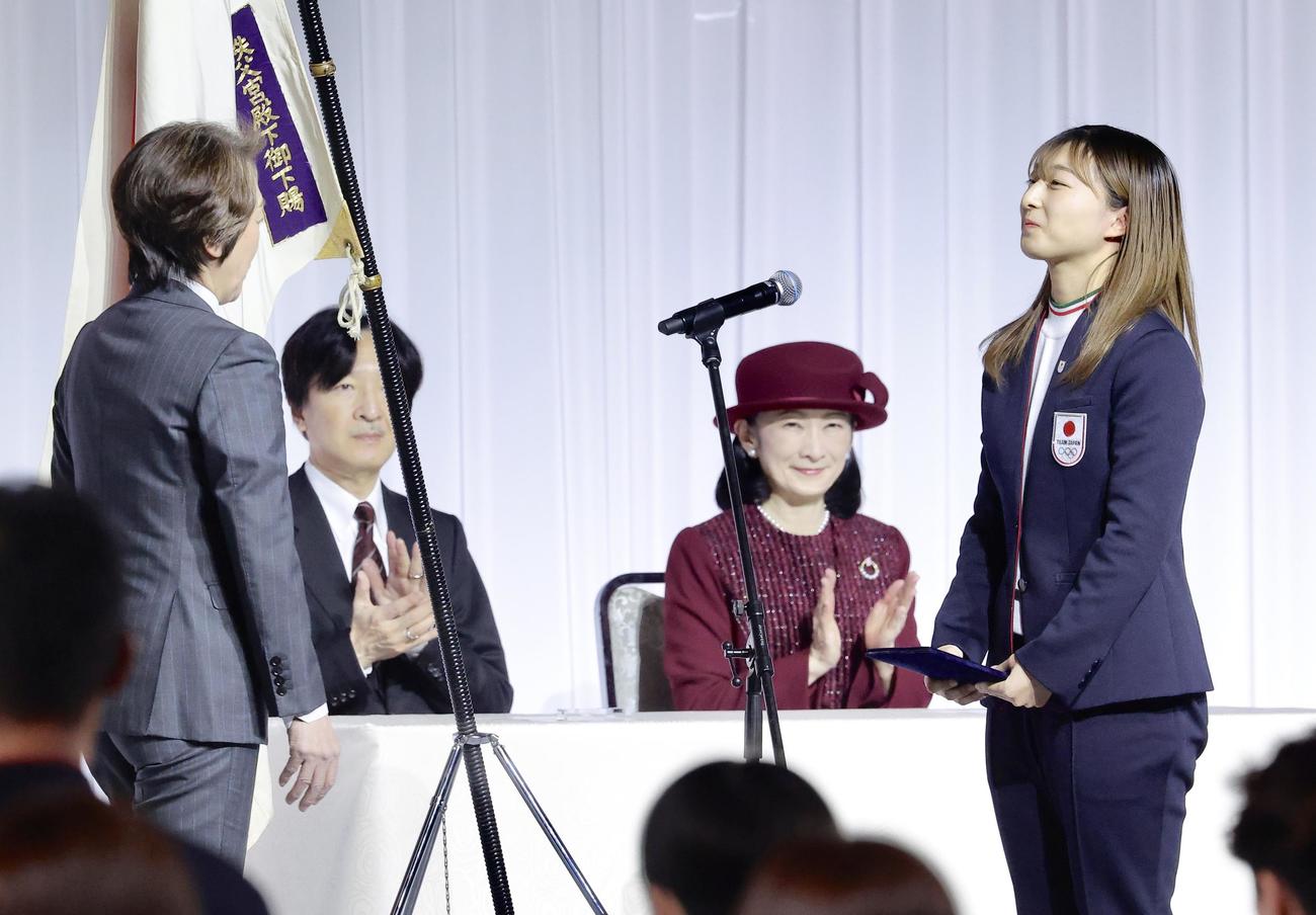 秋篠宮ご夫妻の前で決意表明する坂本。左はJOC橋本会長（撮影・河田真司）