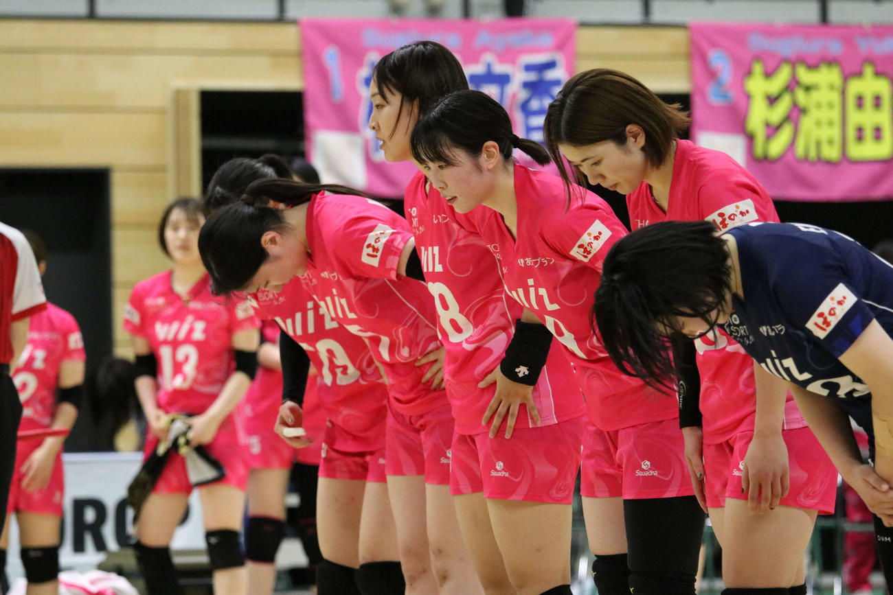 試合に敗れ、あいさつするアルテミス北海道の選手たち