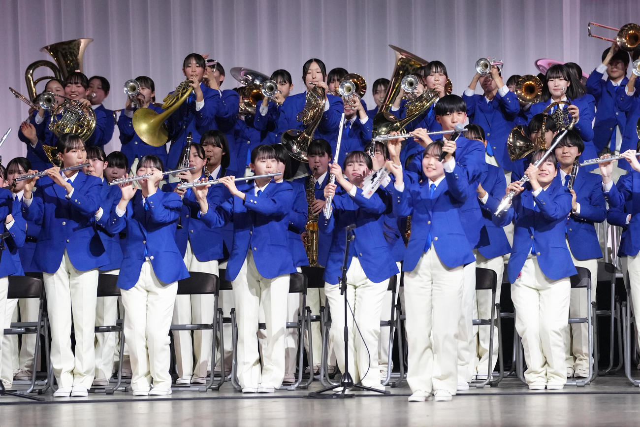 壮行会で演奏する習志野高校吹奏楽部（撮影・足立雅史）