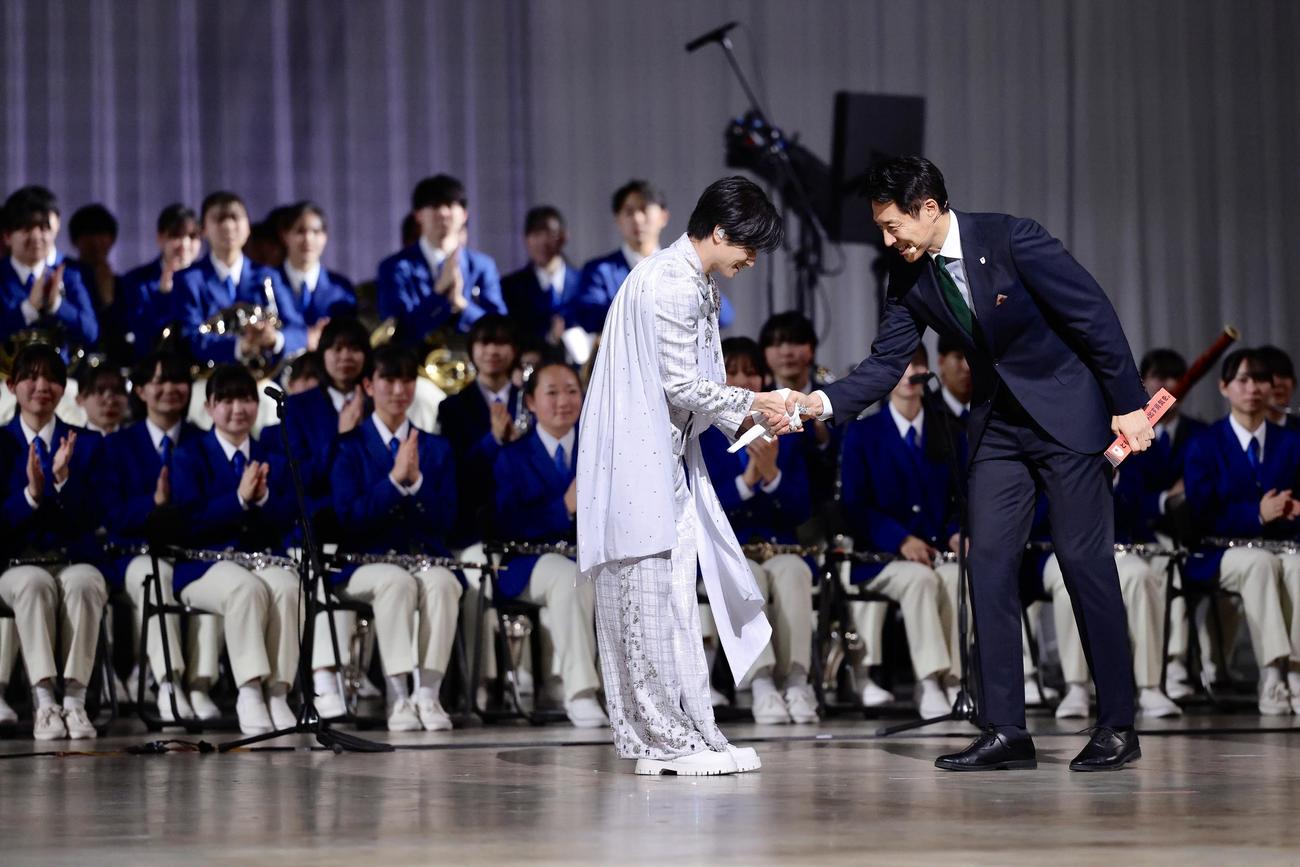 壮行会でパフォーマンスを終え、松岡氏（右）と握手を交わす中島健人（撮影・河田真司）