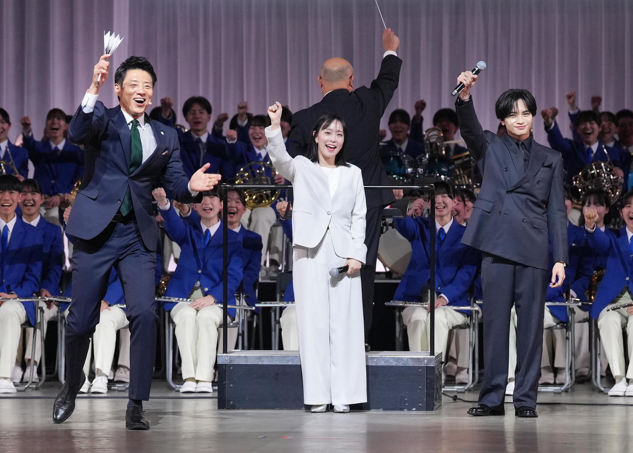 壮行会に臨む、左から松岡氏、石川氏、中島健人（撮影・足立雅史）