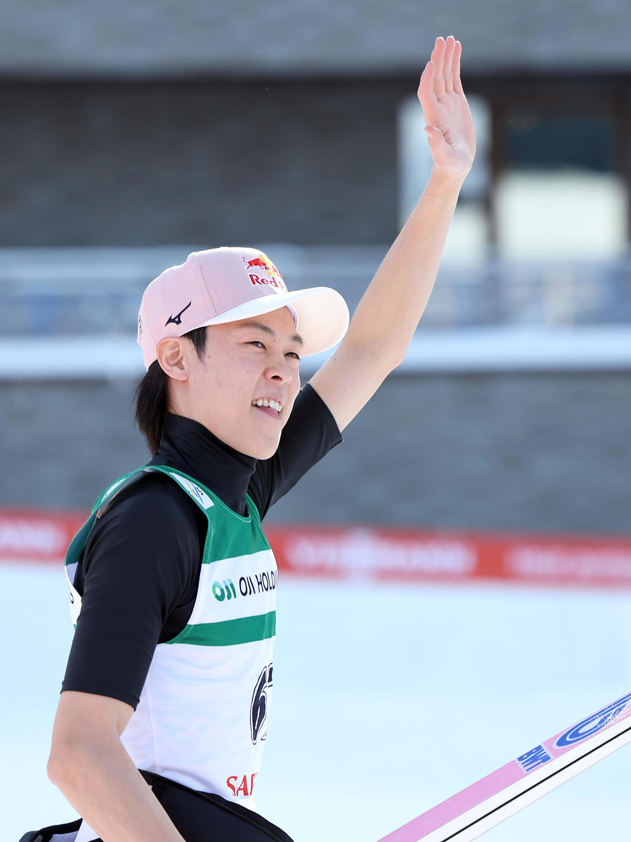 2位となり、観客に手を振る小林陵（撮影・前田充）