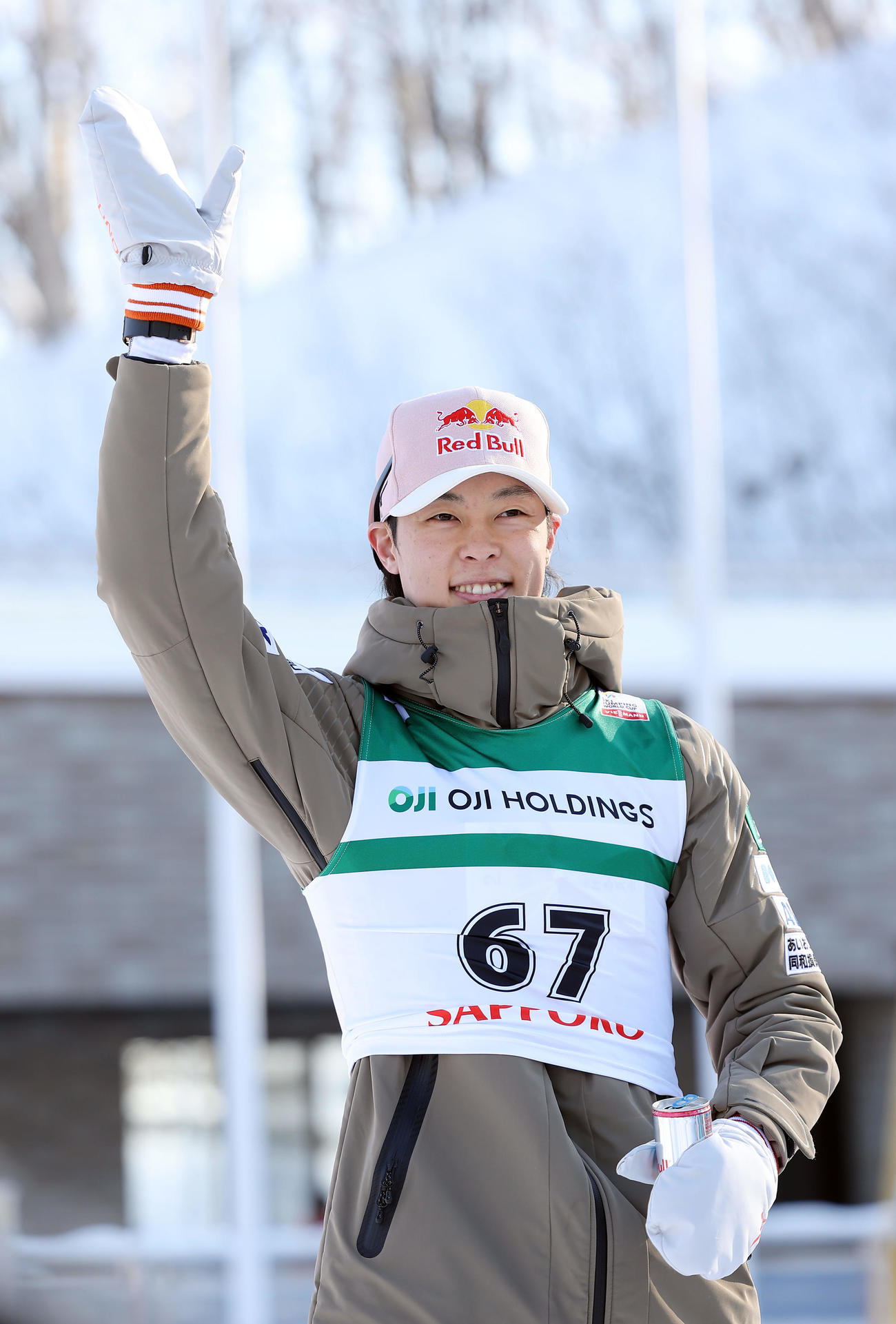 2位となり、インタビューを終え観客に手を振る小林陵（撮影・前田充）