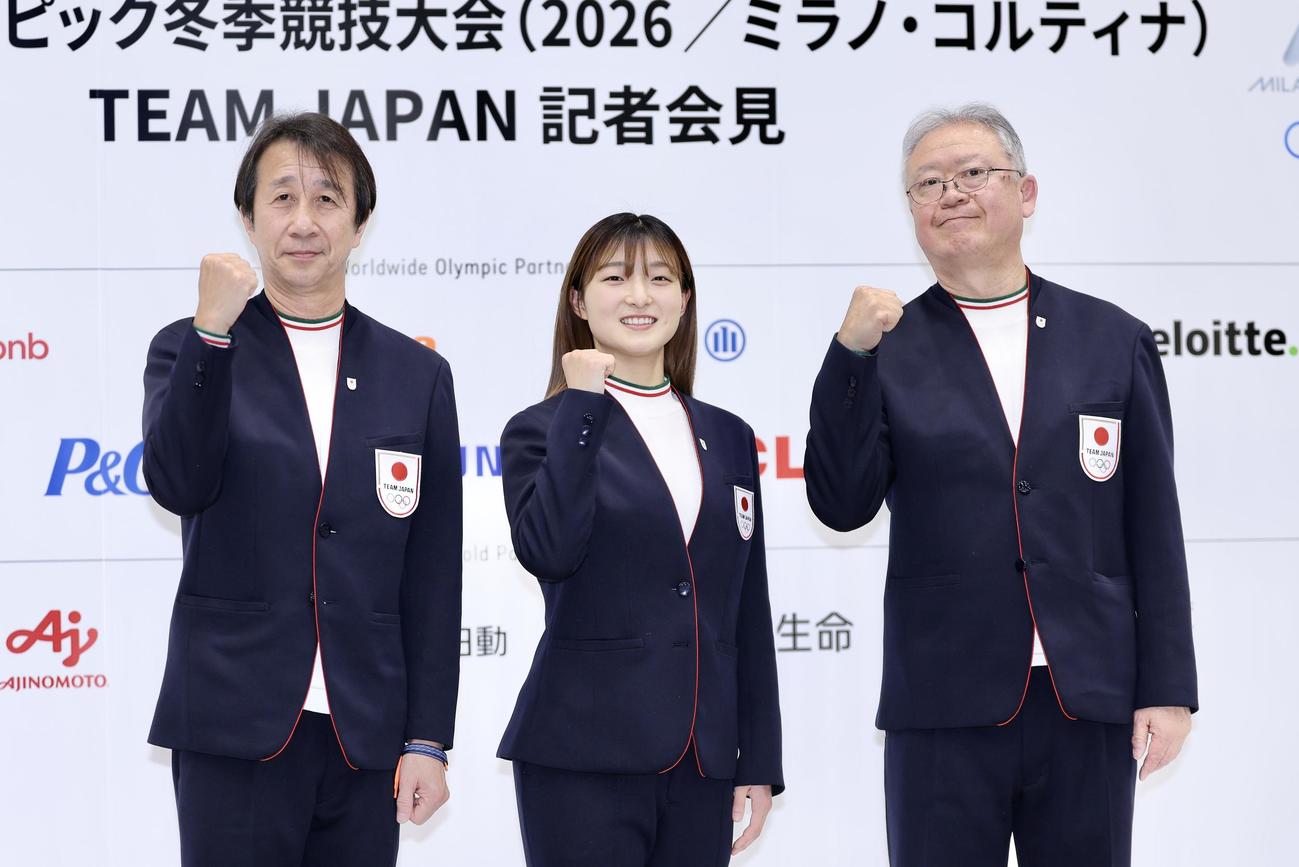 記者会見を終え、ガッツポーズで写真に納まる、左から原田副団長、坂本、伊東団長（撮影・河田真司）