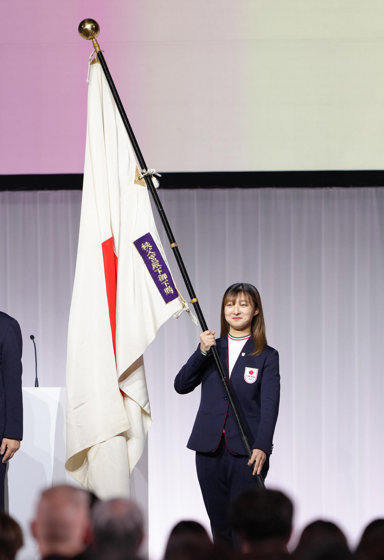 結団式で団旗を受け取った旗手代行の坂本（撮影・足立雅史）