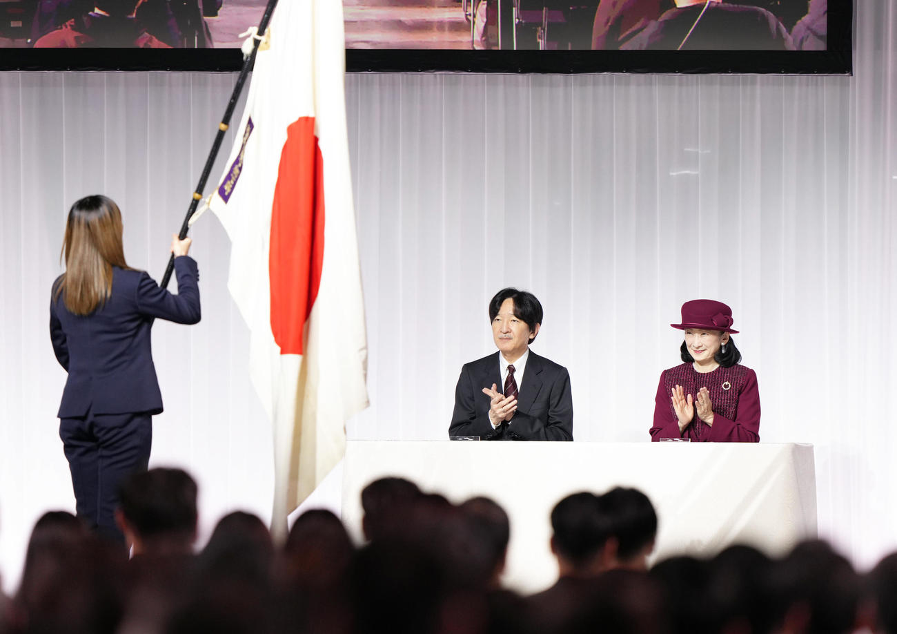結団式に出席された秋篠宮ご夫妻。左は団旗を受け取った旗手代行の坂本（撮影・足立雅史）