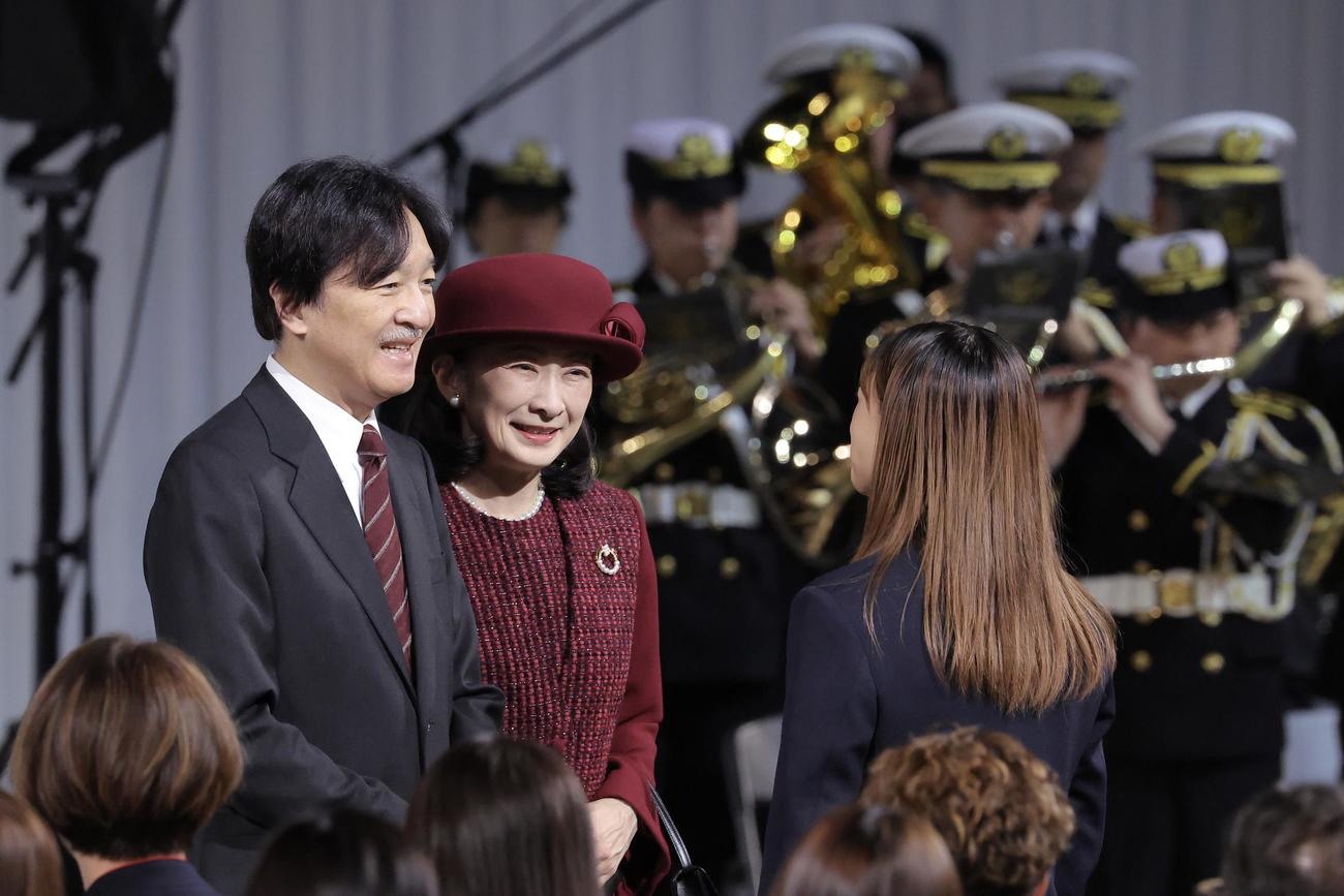 決意表明を終えた坂本（右）と言葉を交わす秋篠宮ご夫妻（撮影・河田真司）